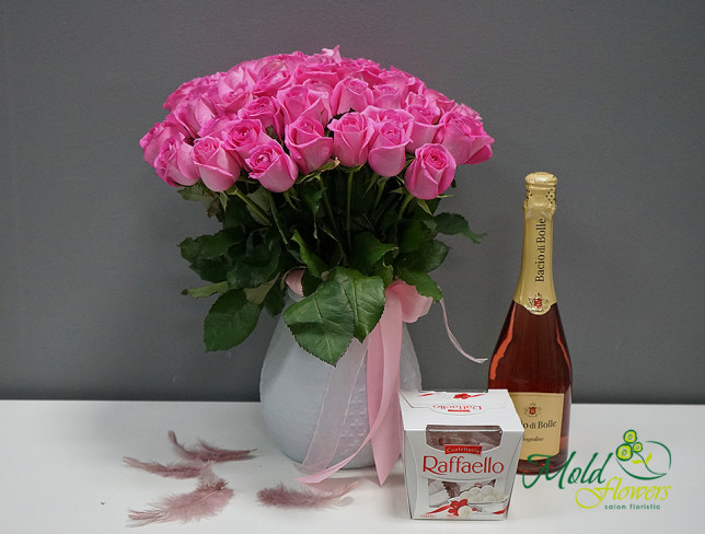 Set of 55 pink roses 40 cm in a vase, Bacio de Bolle, and Raffaello 150g photo